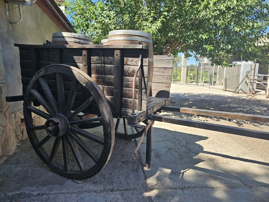 Antigua carreta de madera restaurada, con toneles