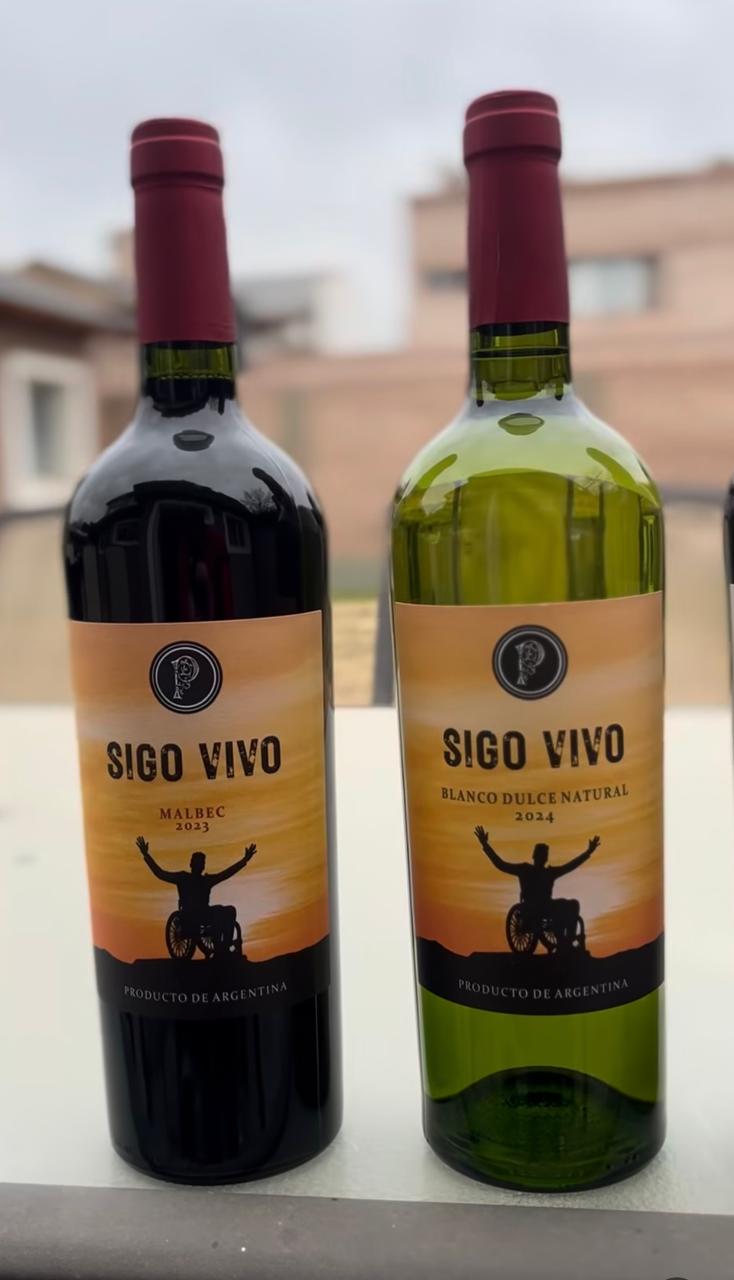 Dos botellas del vino Sigo Vivo: Malbec 2023 y Blanco Dulce Natural 2024